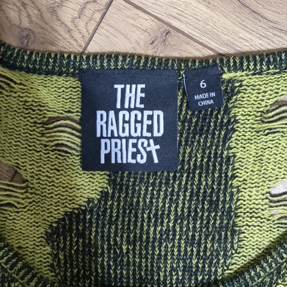 The Ragged Priest distressed Long Sleeve Cutout green Top size 6 - Picture 4 of 11